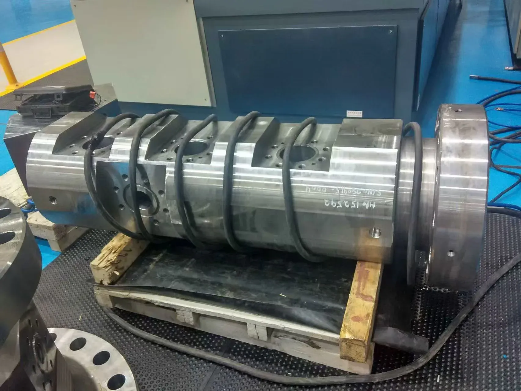 Cable-wrap magnetization: flexible cable wound in several turns around a large valve body on a pallet