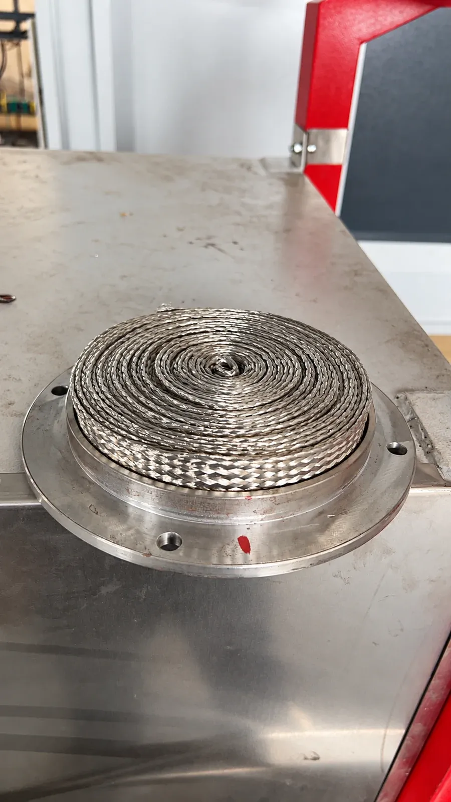 Braided contact pad on a clamping head