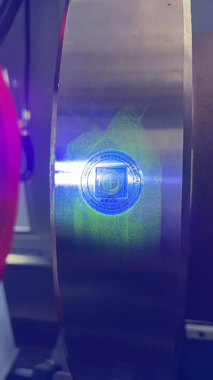 Test piece on the outer face of a ring, with fluorescent particles gathered around it